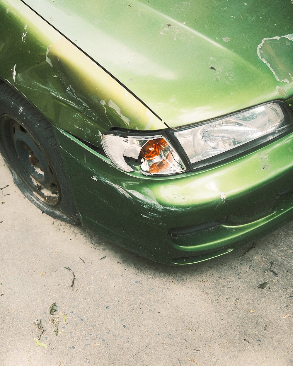 Beschädigte Fahrzeugfront wird nach einem Unfall begutachtet