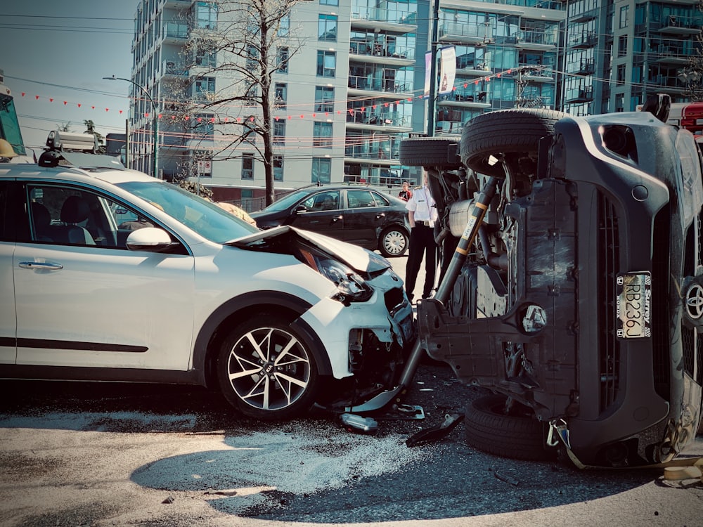Zwei Fahrzeuge nach einem Auffahrunfall auf der Straße